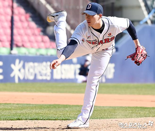 28일 오후 서울 송파구 잠실야구장에서 열린 ’2022 신한은행 SOL KBO리그’ NC 다이노스와 두산 베어스의 시범경기, 6회초 2사 1루 두산 이승진이 공을 힘차게 던지고 있다. 엑스포츠뉴스 DB