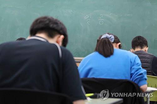 수능을 앞두고 '열공'하는 고3 학생들 [연합뉴스 자료사진]