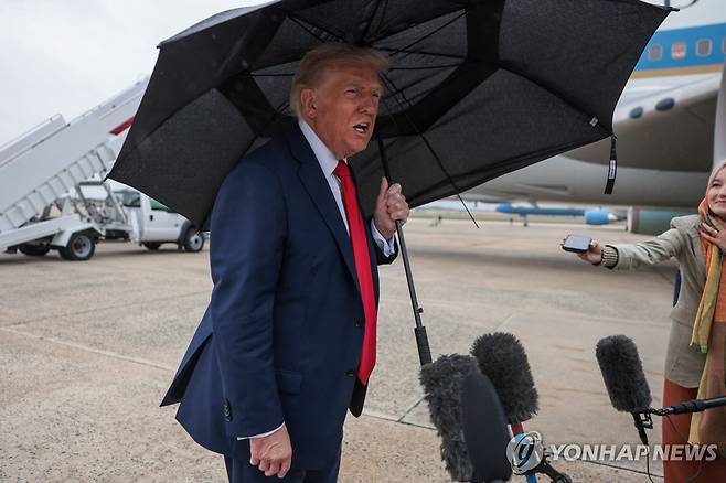이스라엘 향하는 트럼프 대통령 (로이터=연합뉴스) 도널드 트럼프 미국 대통령이 12일(현지시간) 이스라엘로 가기 위해 워싱턴DC 인근의 앤드루스 공군기지에서 에어포스원(대통령 전용기)에 탑승하기 전 기자들과 대화하고 있다. 2025.12.12