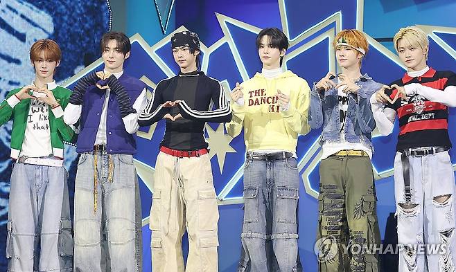 투어스, 4번째 미니앨범 발표 (서울=연합뉴스) 이재희 기자 = 그룹 투어스(TWS)가 13일 서울 광진구 예스24라이브홀에서 열린 네 번째 미니앨범 '플레이 하드'(play hard) 언론 공개회에서 포즈를 취하고 있다. 2025.10.13 scape@yna.co.kr