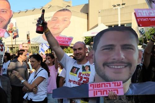 '인질 석방 환호' (텔아비브=연합뉴스) 김동호 특파원 = 13일(현지시간) 텔아비브미술관 앞 '인질 광장'에 운집한 시민들이 인질 석방에 환호하고 있다. 2025.10.13 dk@yna.co.kr