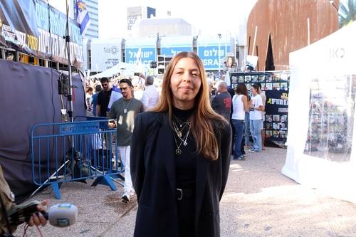 '인질 석방 환호' (텔아비브=연합뉴스) 김동호 특파원 = 13일(현지시간) 텔아비브미술관 앞 '인질 광장'에서 하마스에 붙들렸다가 50여일만에 풀려난 모란 스텔라 야나이가 연합뉴스와 대화 중이다. 2025.10.13 dk@yna.co.kr