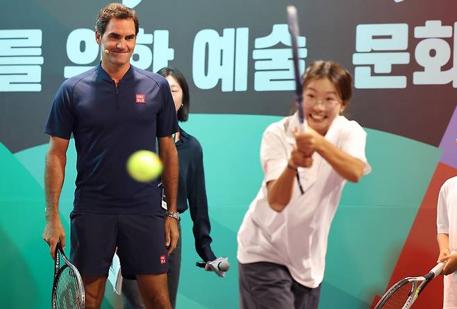 13일 유니클로 행사에 참석한 페더러(왼쪽) (서울=연합뉴스) 이동해 기자 = 13일 서울 중구 신라호텔에서 열린 '로저 페더러와 함께하는 세계 여행'에 참석한 페더러가 유소년 선수의 샷을 지켜보고 있다. 2025.10.13
    eastsea@yna.co.kr
(끝)