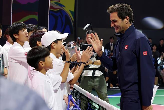 13일 유니클로 행사에 참석한 페더러(오른쪽) (서울=연합뉴스) 이동해 기자 = 13일 서울 중구 신라호텔에서 열린 '로저 페더러와 함께하는 세계 여행'에 참석한 페더러가 유소년 선수들과 인사하고 있다. 2025.10.13
    eastsea@yna.co.kr
(끝)