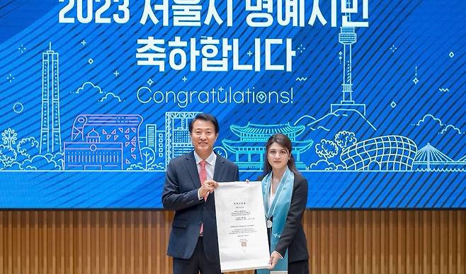 2023 서울시 명예시민증 수여식 (서울=연합뉴스) 2023년 12월 8일 서울 중구 서울시청에서 열린 서울시 명예시민증 수여식에서 아마도바 라힐(오른쪽)이 오세훈 시장으로부터 명예시민증을 받고 있다. [아마도바 라힐 제공. 재판매 및 DB 금지]