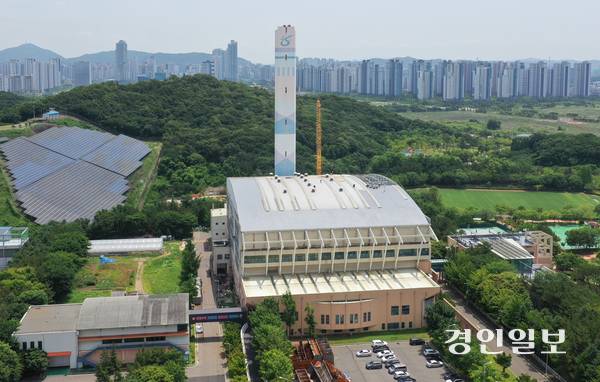 내년부터 수도권 생활폐기물 직매립 전면 금지를 앞두고 있다. 하지만 부족한 공공소각장 추가 확충 속도는 더디기만 하다. 사진은 이전 부지에 논의가 마무리되지 않아 이전이 미뤄지고 있는 인천 서구 청라자연환경센터. 2025.10.14 /조재현기자 jhc@kyeongin.com