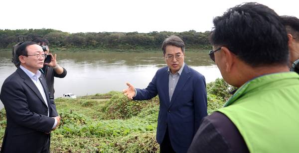 14일 오전 김동연 경기도지사가 임진강 수위상승 현장점검을 위해 연천군 능골교 인근 수계 현장을 방문해 살펴보고 있다. 2025.10.14 /경기도 제공