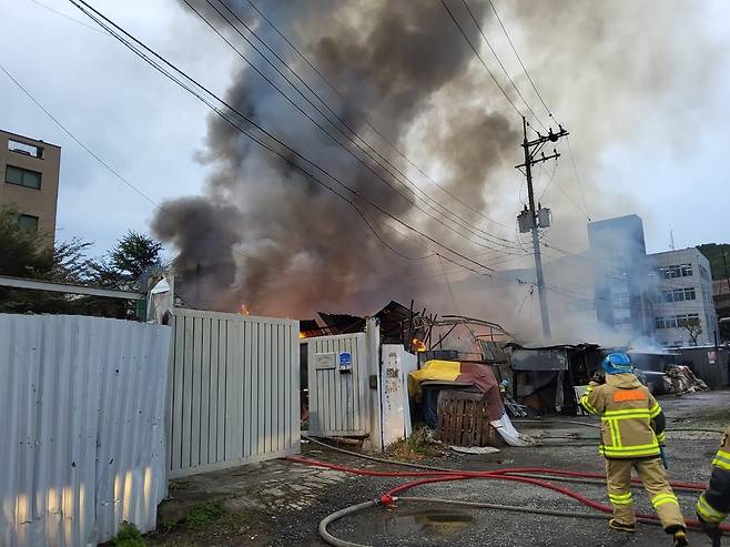▲ 남양주시 오남읍의 한 가구공장에서 불이나 소방대가 불을 끄고 있다.