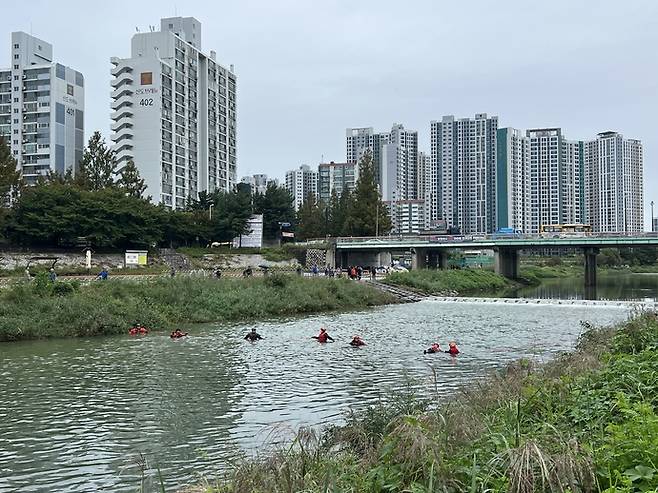 14일 오전 소방당국이 의정부시 중랑천 일대에서 수색 작업을 진행하고 있다. 사진=경기도북부소방재난본부