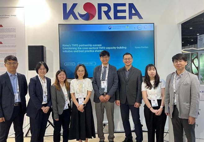 국립생태원이 운영한 2025 세계보전총회 한국홍보관에서 관계자들이 기념촬영을 하고 있다(국립생태원 제공)