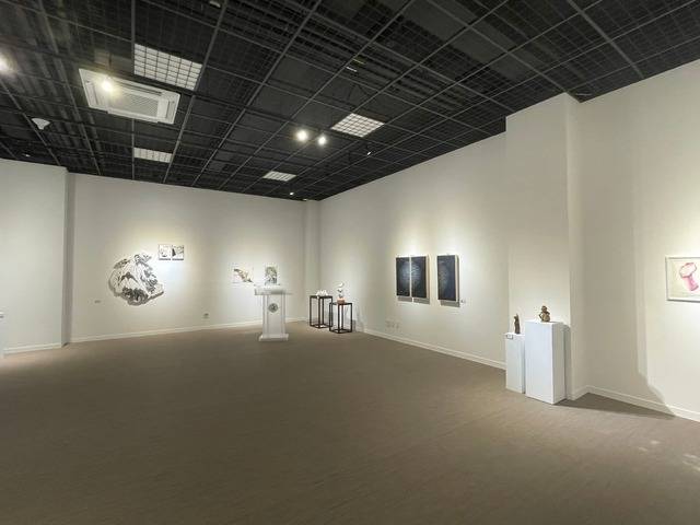 ▲ 충북 청주교육대학교 미술관의 한국과 태국 교류전 전경. /청주공예비엔날레조직위원회 제공