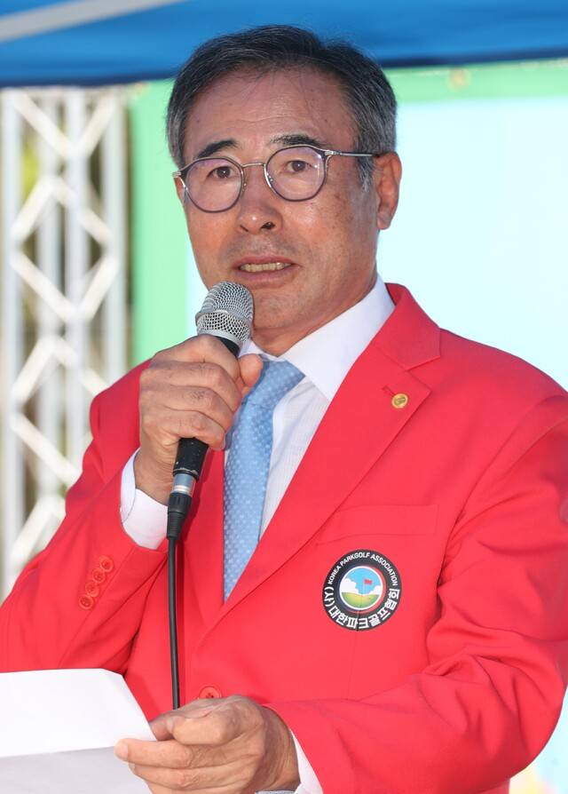 '제3회 전북일보배 만경강 파크골프대회' 개회식에서 정한수 전북자치도파크골프협회장이 인사말을 하고 있다. 조현욱 기자