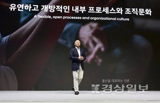 ▲ 정의선 현대자동차그룹 회장이 14일 취임 5주년을 맞았다. 불확실성의 시대 속에서도 그는 과감한 혁신과 담대한 비전으로 현대차그룹을 글로벌 '빅3' 완성차그룹으로 끌어올렸다는 평가를 받는다. 반면 미·중 무역갈등과 전기차 경쟁 격화는 여전히 풀어야 할 과제로 남았다. 현대차 제공