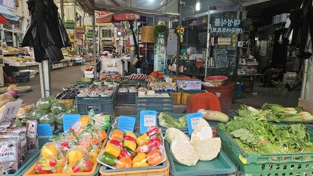 먹거리 물가 상승이 이어지자 소비자와 자영업자 모두에게 큰 부담으로 나타났다. 사진은 예천상설시장. 권용갑 기자