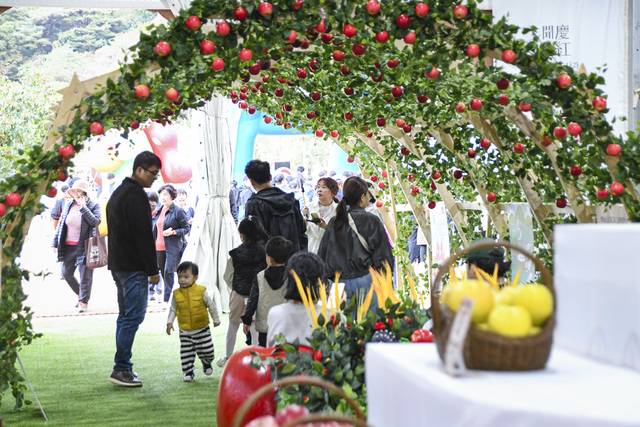 지난해 열린 문경사과축제에서 사과터널을 즐기는 방문객들. 문경시 제공
