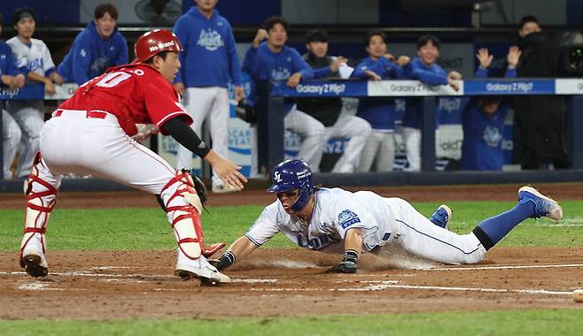 14일 대구 삼성라이온즈파크에서 열린 2025 프로야구 KBO리그 포스트시즌 준플레이오프 4차전 SSG 랜더스와 삼성 라이온즈의 경기. 3회말 1사 주자 1,2루 상황에서 삼성 김지찬의 안타 때 강민호가 홈으로 슬라이딩하며 득점하고 있다. 연합뉴스