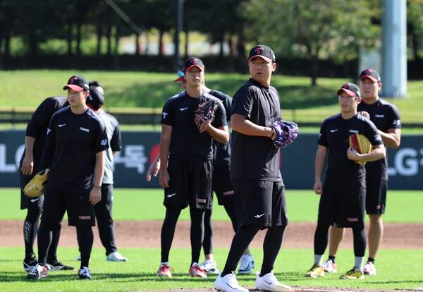 마운드 위의 송승기를 필두로 투수조가 실전 감각을 점검하고 있다. (사진=LG)
