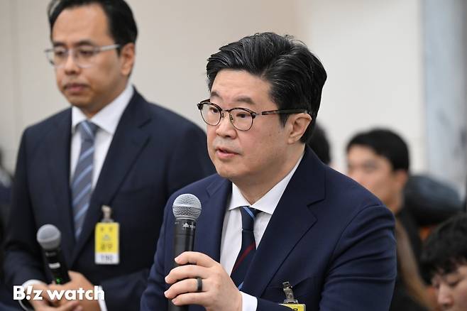 김병주 MBK파트너스 회장이 14일 오후 서울 여의도 국회에서 열린 정무위원회 국정감사에 증인으로 출석하고 있다./사진=이명근 기자 qwe123@