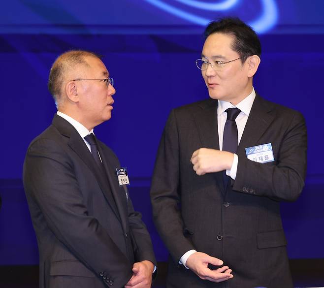 사진설명 : 지난 1월 경제계 신년인사회에서 대화하고 있는 정의선 현대차그룹 회장과 이재용 삼성전자 회장.(사진출처 : 뉴시스)