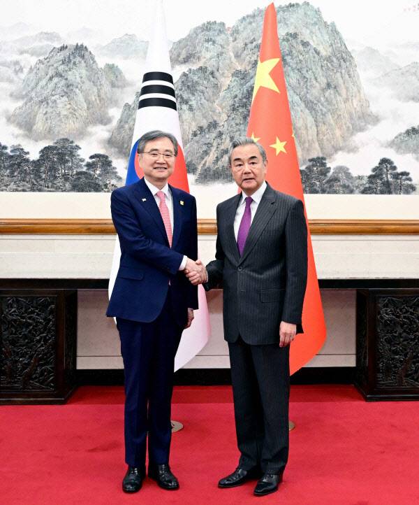 조현(왼쪽) 외교부 장관이 지난달 17일 중국 베이징에서 왕이 외교부장과 만나 인사하고 있다. (사진=중국 외교부)