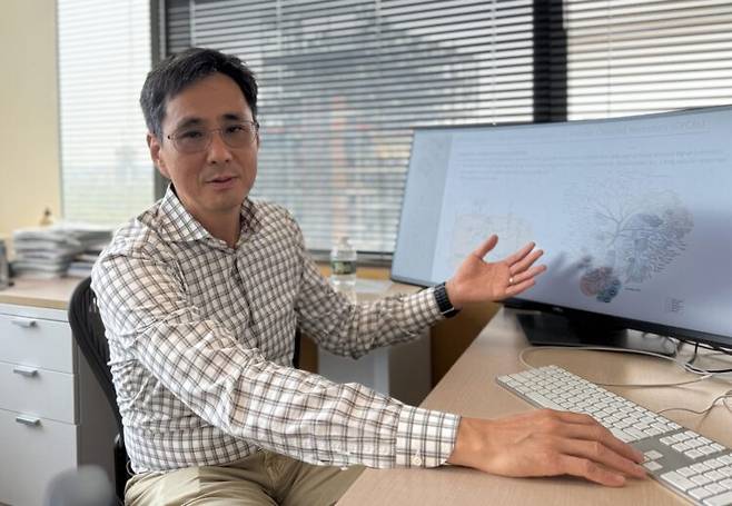 미국 하버드대 허준렬 교수는 "하버드대 의대의 가장 큰 특징은 '기초의학'에 집중하는 것"이라고 강조했다. 허 교수가 미국 매사추세츠주 보스턴에 위치한 연구실에서 하버드대 의대의 커리큘럼을 기자에게 설명하고 있다. 사진=장자원 기자