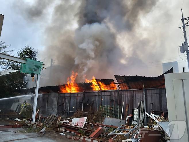 14일 오전 6시 44분께 경기 남양주시 오남읍 한 가구공장에서 불이 나 약 1시간 18분 만에 큰불이 잡혔다.(남양주소방서 제공. 재판매 및 DB 금지) ⓒ News1 양희문 기자