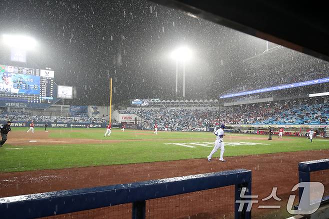 13일 오후 대구 삼성라이온즈파크에서 열린 프로야구 2025 신한 SOL뱅크 KBO 준플레이오프 3차전 삼성 라이온즈와 SSG 랜더스의 경기, 1회말 삼성 공격 시작 때 비가 내려 경기가 중단되고 있다. 2025.10.13/뉴스1 ⓒ News1 공정식 기자