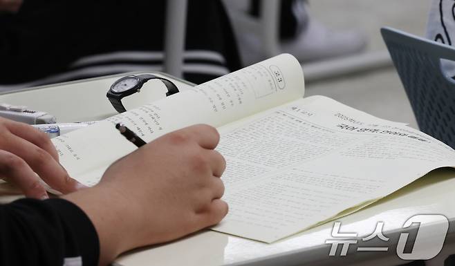 2026학년도 대학수학능력시험(수능)을 30일 앞둔 14일 오전 경기 화성시 동탄고등학교에서 3학년 학생들이 수능 시험 전 마지막 모의평가인 10월 전국연합학력평가를 치르고 있다. 2025.10.14/뉴스1 ⓒ News1 김영운 기자