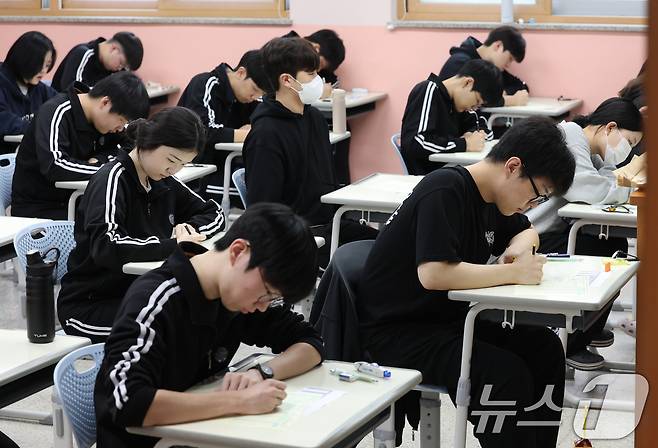 2026학년도 대학수학능력시험(수능)을 30일 앞둔 14일 오전 경기 화성시 동탄고등학교에서 3학년 학생들이 수능 시험 전 마지막 모의평가인 10월 전국연합학력평가를 치르고 있다. 2025.10.14/뉴스1 ⓒ News1 김영운 기자