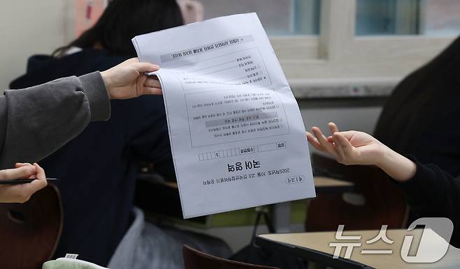 2025학년도 10월 고3 전국연합학력평가가 치러진 14일 오전 대구 수성구 정화여자고등학교에서 고3 수험생들이 시험 문제지를 넘기고 있다. 2025.10.14/뉴스1 ⓒ News1 공정식 기자