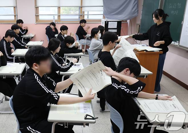 2026학년도 대학수학능력시험(수능)을 30일 앞둔 14일 오전 경기 화성시 동탄고등학교에서 3학년 학생들이 수능 시험 전 마지막 모의평가인 10월 전국연합학력평가를 치르고 있다. 2025.10.14/뉴스1 ⓒ News1 김영운 기자