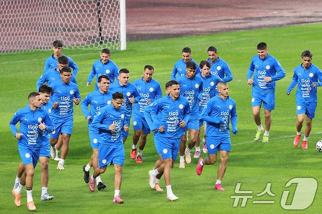 파라과이 남자 축구 국가대표팀 선수들이 13일 오후 경기도 고양시 일산서구 고양종합운동장에서 훈련을 하고 있다. 대한민국 축구대표팀은 오는 14일 오후 8시 서울월드컵경기장에서 파라과이와 평가전을 치른다. 2025.10.13/뉴스1 ⓒ News1 황기선 기자