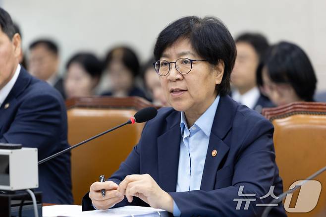 정은경 보건복지부 장관이 14일 서울 여의도 국회에서 열린 보건복지위원회 보건복지부 등에 대한 국정감사에 출석해 의원 질의에 답변하고 있다. 2025.10.14/뉴스1 ⓒ News1 이승배 기자