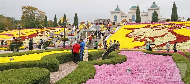 12일 전북 임실군 임실치즈테마파크에서 열린 '2025임실N치즈축제'를 찾은 방문객들이 연휴의 마지막 날을 즐기고 있다. (임실군청 제공. 재판매 및 DB 금지) 2025.10.12/뉴스1 ⓒ News1 유경석 기자