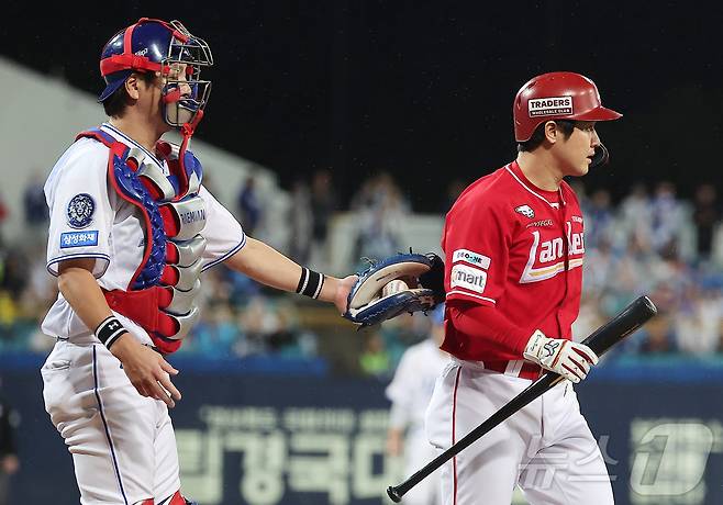 13일 오후 대구 삼성라이온즈파크에서 열린 프로야구 2025 신한 SOL뱅크 KBO 준플레이오프 3차전 SSG 랜더스와 삼성 라이온즈의 경기, SSG 최정이 1회초 1사 1루 상황에서 헛스윙 삼진을 당한 뒤 더그아웃으로 향하고 있다. 2025.10.13/뉴스1 ⓒ News1 김진환 기자