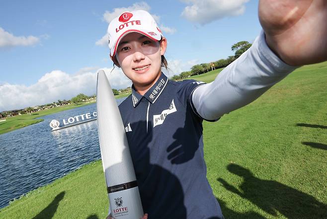 황유민이 4일(현지시간) 하와이 오하우섬 에바비치에 위치한 호아칼레이CC에서 열린 '2025 롯데 챔피언십' 우승 후 트로피를 들고 기념촬영을 하고 있다. (대홍기획 제공. 재판매 및 DB 금지)