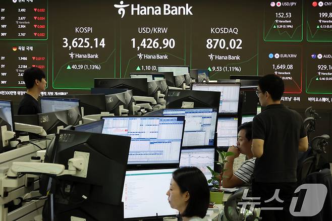14일 오전 서울 중구 하나은행 본점 딜링룸 전광판에 개장 시황이 표시되어 있다. 2025.10.14/뉴스1 ⓒ News1 박정호 기자