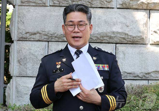 인천세관 마약 사건의 수사 외압 의혹을 제기한 백해룡 경정이 12일 오전 서울 서초구 대검찰청 앞에서 인천세관 마약 밀수 연루 의혹과 관련한 합동수사팀 출범에 대한 입장을 밝히고 있다. 2025.6.12/뉴스1 ⓒ News1 김진환 기자