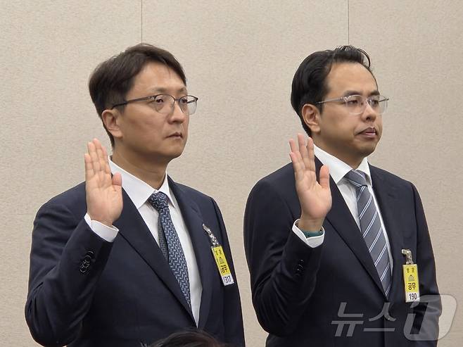 박대준 쿠팡 대표(왼쪽)와 김범석 우아한형제들 대표가 14일 오후 국회 산자중기위에서 열린 중기부 국정감사에 출석해 증인 선서를 하고 있다. 2025.10.14/뉴스1 ⓒ 뉴스1 장시온 기자 ⓒ News1 장시온 기자