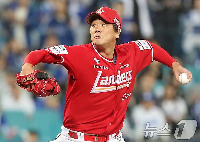 14일 오후 대구 삼성라이온즈파크에서 열린 프로야구 2025 신한 SOL뱅크 KBO 준플레이오프 4차전 삼성 라이온즈와 SSG 랜더스의 경기, SSG 선발투수 김광현이 역투하고 있다. 2025.10.14/뉴스1 ⓒ News1 공정식 기자