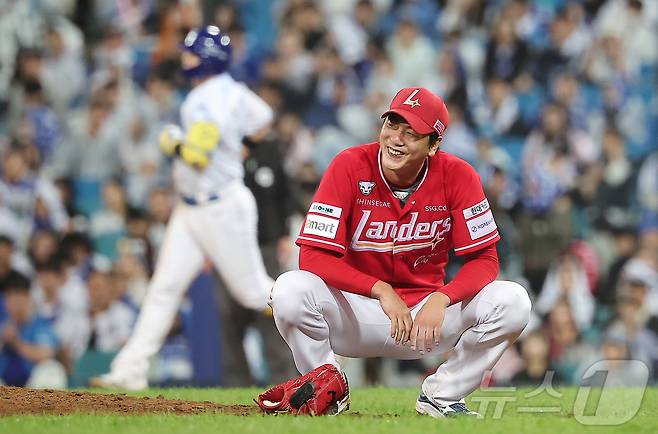 14일 오후 대구 삼성라이온즈파크에서 열린 프로야구 2025 신한 SOL뱅크 KBO 준플레이오프 3차전 SSG 랜더스와 삼성 라이온즈의 경기, SSG 선발 김광현이 5회말 1사 삼성 전병우를 외야 플라이로 잡아낸 뒤 멋쩍은 미소를 짓고 있다. 2025.10.14/뉴스1 ⓒ News1 김진환 기자