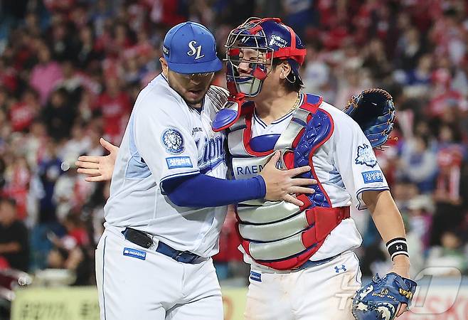 14일 오후 대구 삼성라이온즈파크에서 열린 프로야구 2025 신한 SOL뱅크 KBO 준플레이오프 4차전 SSG 랜더스와 삼성 라이온즈의 경기, 삼성 선발 후라도가 7회초 이닝을 실점 없이 마친 뒤 포수 강민호와 기쁨을 나누고 있다. 2025.10.14/뉴스1 ⓒ News1 김진환 기자