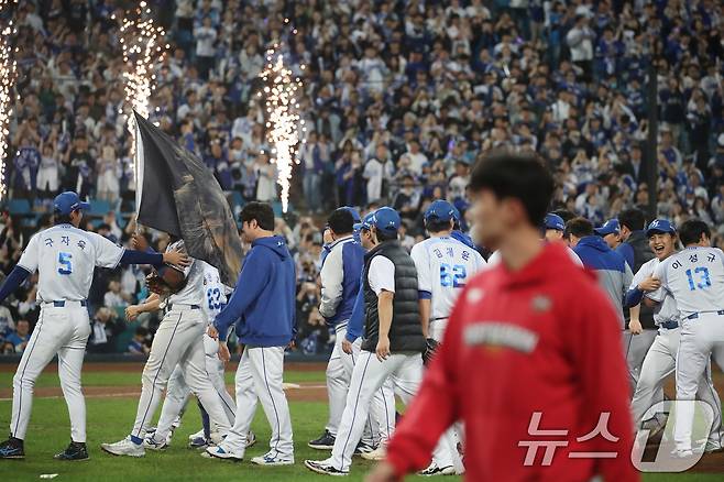 14일 오후 대구 삼성라이온즈파크에서 열린 프로야구 2025 신한 SOL뱅크 KBO 준플레이오프 4차전 삼성 라이온즈와 SSG 랜더스의 경기, 5대 2 승리를 거두며 플레이오프 진출을 확정지은 삼성 선수들이 기쁨을 나누고 있다. 2025.10.14/뉴스1 ⓒ News1 공정식 기자