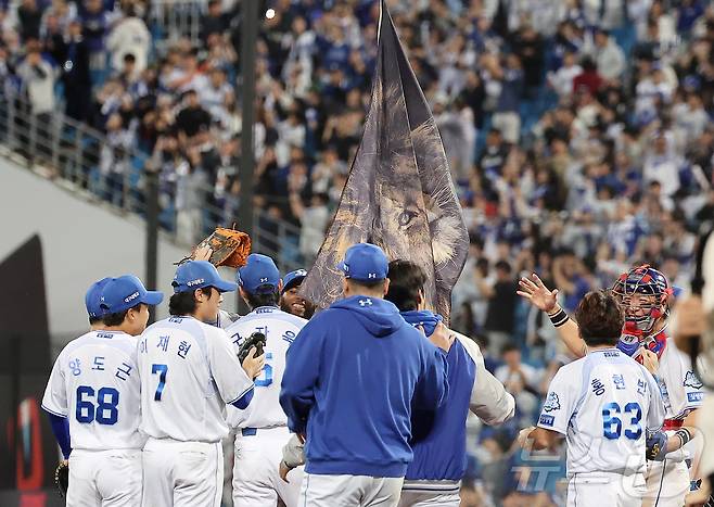 14일 오후 대구 삼성라이온즈파크에서 열린 프로야구 2025 신한 SOL뱅크 KBO 준플레이오프 4차전 SSG 랜더스와 삼성 라이온즈의 경기, 5대2 역전승을 거두며 시리즈 전적 3승 1패를 거두며 플레이오프 진출에 성공한 삼성 선수들이 환호하고 있다. 2025.10.14/뉴스1 ⓒ News1 김진환 기자