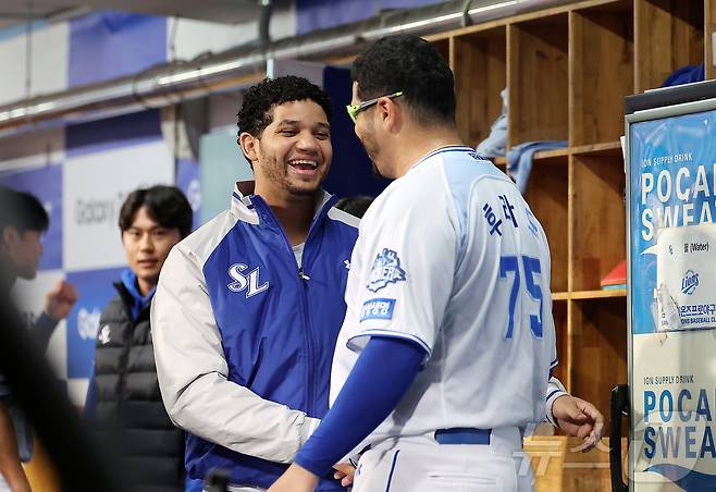 14일 오후 대구 삼성라이온즈파크에서 열린 프로야구 2025 신한 SOL뱅크 KBO 준플레이오프 4차전 SSG 랜더스와 삼성 라이온즈의 경기, 7회초 이닝을 무실점으로 막고 들어온 삼성 선발 후라도가 외국인 투수 가라비토의 축하를 받고 있다. 2025.10.14/뉴스1 ⓒ News1 김진환 기자