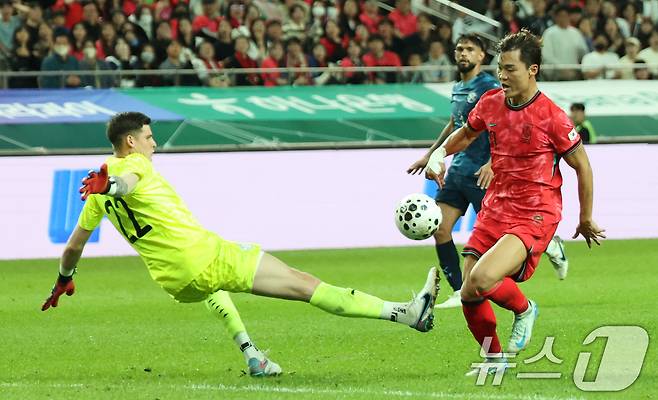 한국 남자 선수 A매치 최다 출전한 손흥민이 14일 오후 서울 마포구 서울월드컵경기장에서 열린 하나은행 초청 축구국가대표팀 친선경기 대한민국과 파라과이의 경기 후반전에서 두번째 골을 넣은 오현규가 슛을 하고 있다. 2025.10.14/뉴스1 ⓒ News1 김명섭 기자