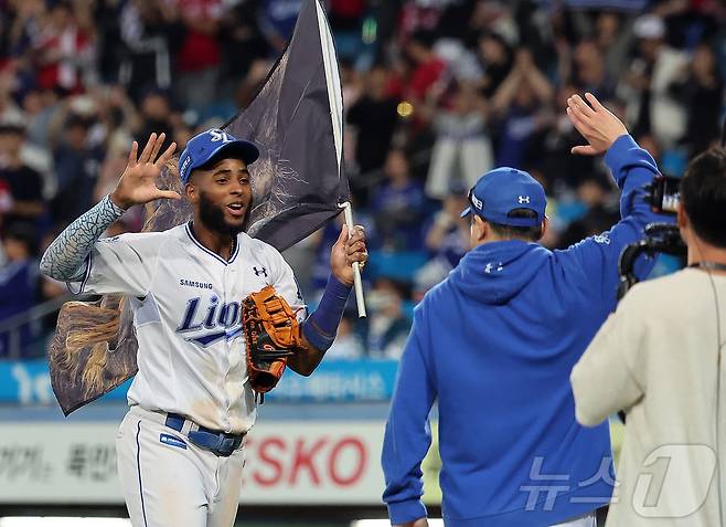 14일 오후 대구 삼성라이온즈파크에서 열린 프로야구 2025 신한 SOL뱅크 KBO 준플레이오프 4차전 SSG 랜더스와 삼성 라이온즈의 경기, 5대2 역전승을 거두며 시리즈 전적 3승 1패를 거두며 플레이오프 진출에 성공한 삼성 디아즈가 박진만 감독과 하이파이브를 하고 있다. 2025.10.14/뉴스1 ⓒ News1 김진환 기자