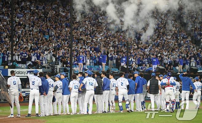 14일 오후 대구 삼성라이온즈파크에서 열린 프로야구 2025 신한 SOL뱅크 KBO 준플레이오프 4차전 삼성 라이온즈와 SSG 랜더스의 경기, 5대 2 승리를 거두며 플레이오프 진출을 확정지은 삼성 선수들이 관중석 팬들과 기쁨을 나누고 있다. 2025.10.14/뉴스1 ⓒ News1 공정식 기자