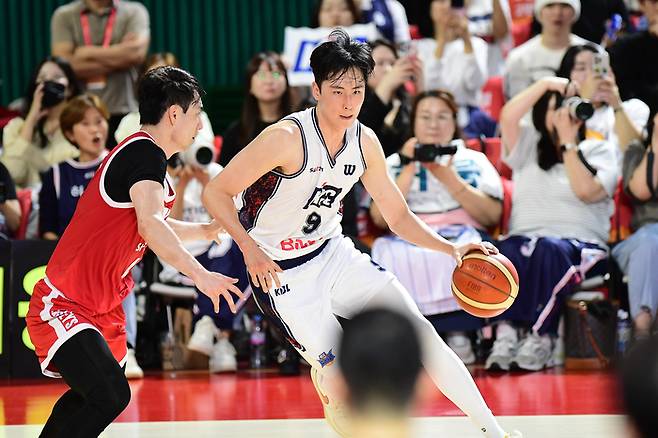 부산 KCC 송교창(오른쪽)이 13일 잠실학생체육관에서 열린 2025~2026 LG전자 프로농구 정규리그 서울 SK와 경기에서 돌파하고 있다. 사진 | KBL