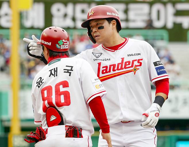 SSG 한유섬이 9일 인천SSG랜더스필드에서 열린 2025 포스트시즌 삼성과 준PO 1차전에서 안타를 때린 뒤 세리머니를 하고 있다. 사진 | SSG 랜더스